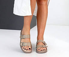 Шльопки шкіряні з бряжками на платформі жіночі бежеві