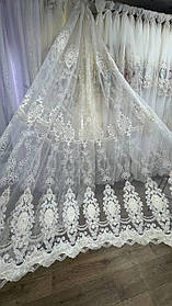 Тюль Королівська заввишки 3 м. Молочна