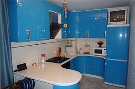 Угловая кухня с применением крашенного МДФ фасада.