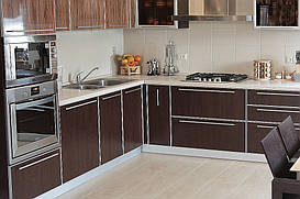 Угловая кухня с применением ЛДСП фасада в С-профиле.