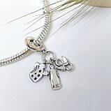 Елегантний браслет із металевого ланцюжка, прикрашений стильними підвісками, фото 3