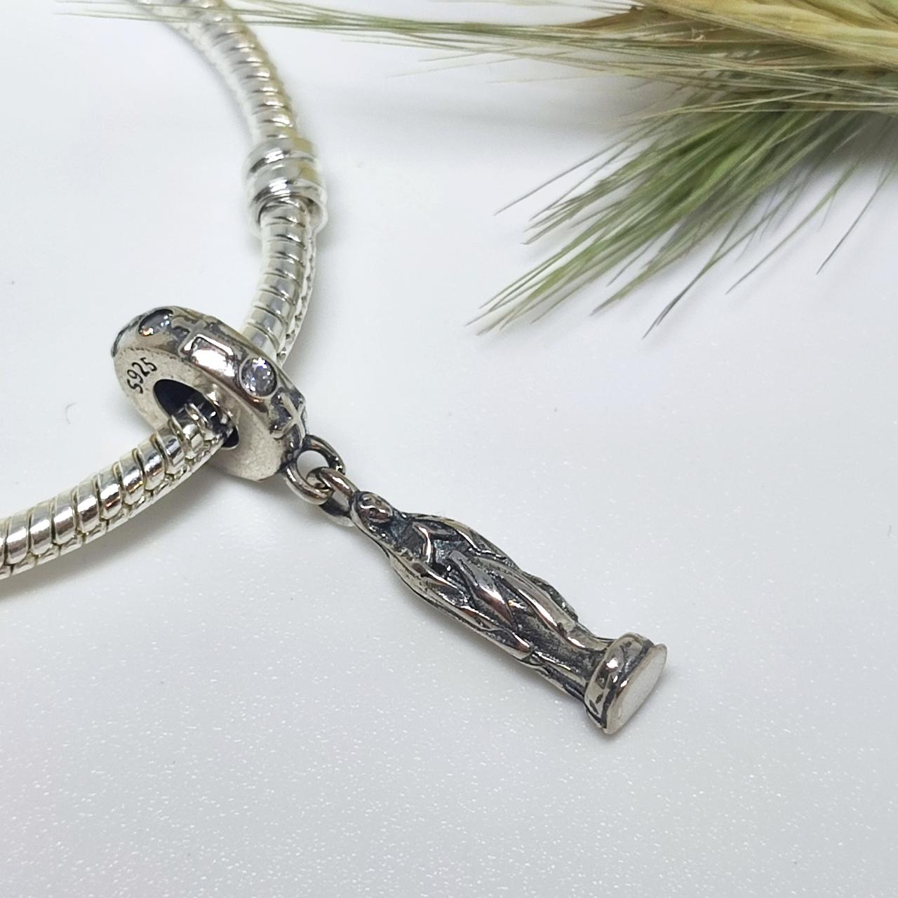 Елегантний браслет із металевого ланцюжка, прикрашений підвіскою фігури Богородиці, фото 1