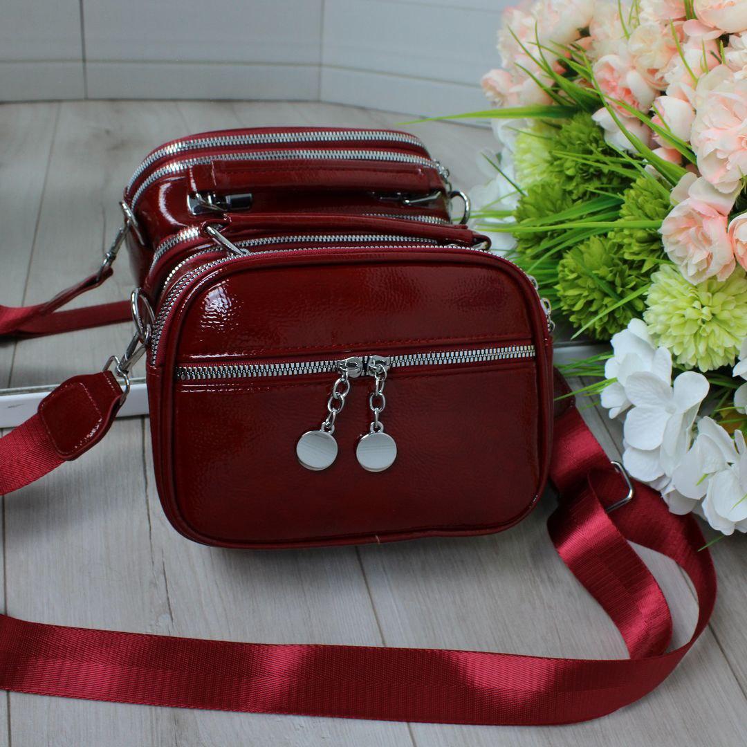 Жіноча лакова сумка на широкому ремені невелика стильна кросбоді бордова екошкіра