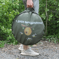 Подарок товарищу: сковорода 50 см с крышкой и чехлом с печатью.