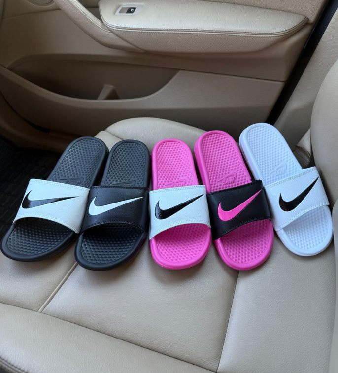 Жіночі шльопанці Nike тапочки сланці Найк білі легкі літні