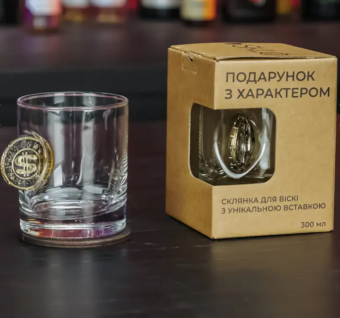 Склянка для віскі з монетою, монета в склянці для віскі