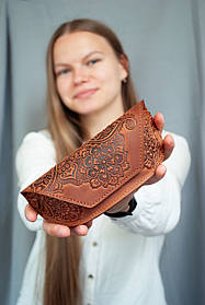 Футляр для окулярів шкіряний світло-коричневий з орнаментом Квітучий Сад | очешник шкіра