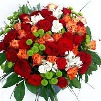 Букет із червоних і жовтогарячих троянд, хризантеми та зелені