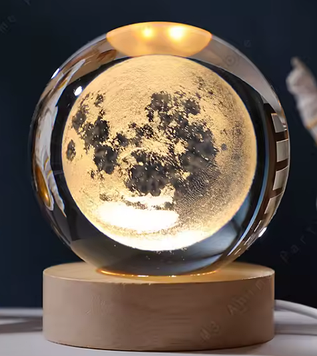 Нічний світильник Місяць у формі кришталевої кулі з 3D-гравіюванням