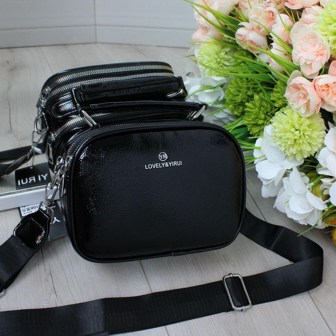 Маленька лакова жіноча сумка зручна сумочка на широкому ремені чорна екошкіра