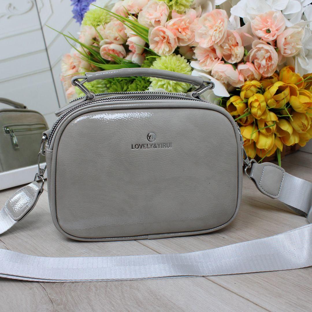 Маленька лакова жіноча сумка зручна сумочка на широкому ремені сіра екошкіра, фото 1