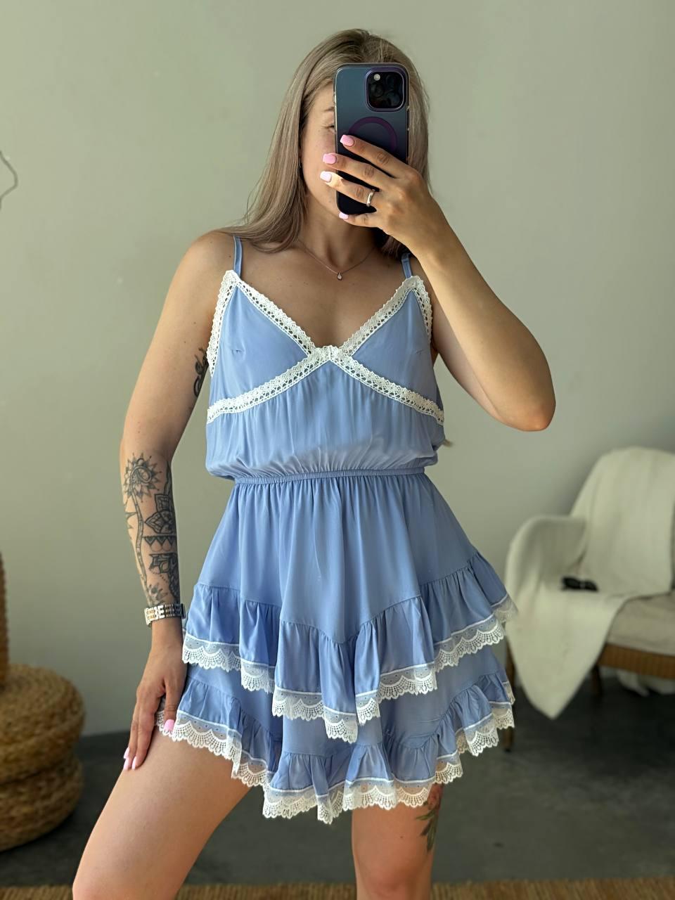 Блакитна жіноча романтична приталена міні сукня-сарафан з натурального штапелю з мереживом на бретелях, фото 1