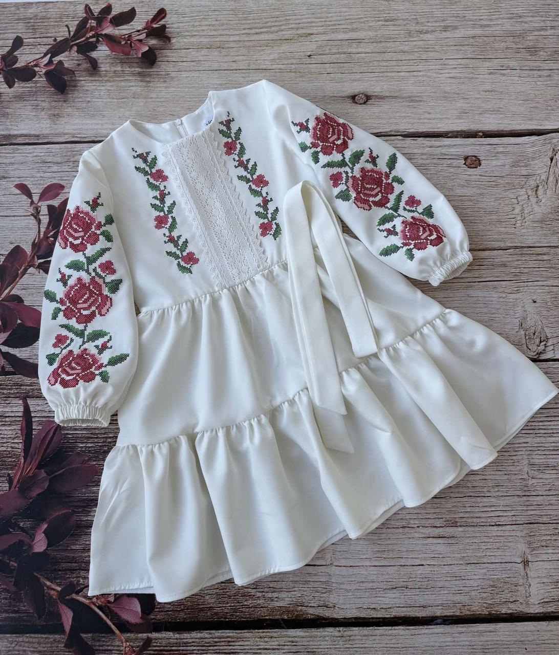 Сукня вишита для дівчаток білого кольору з вишивкою хрестиком і мереживом розміри 152.