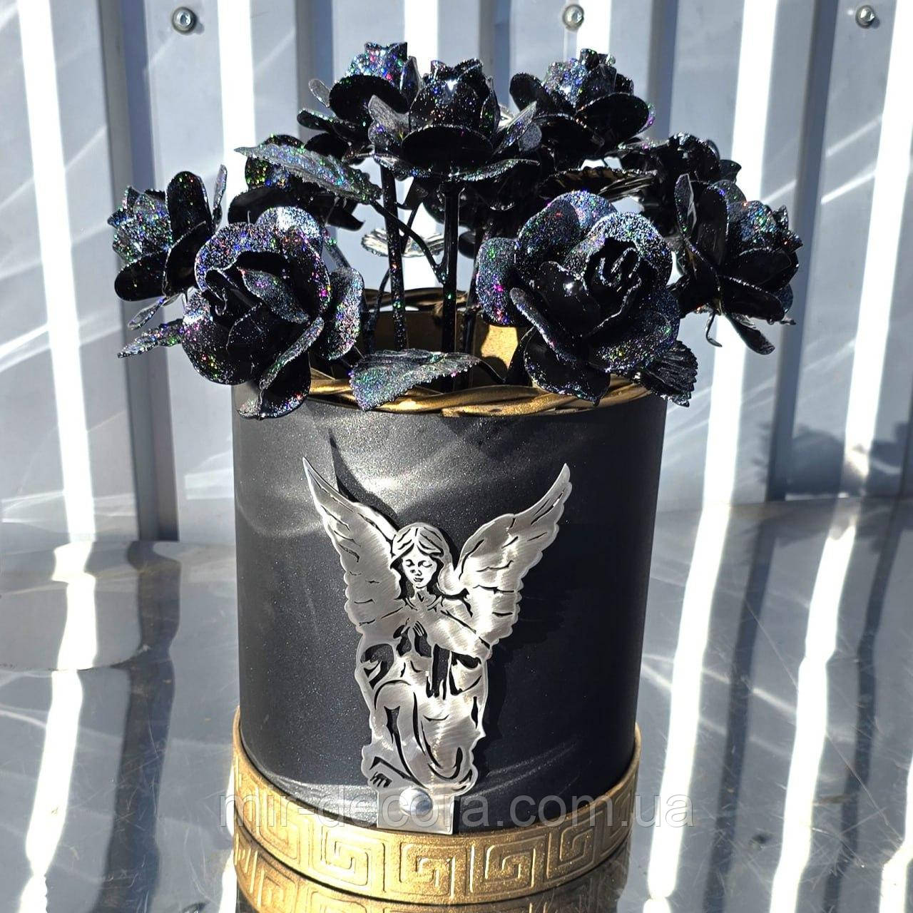 Кована ваза "чорні троянди", букет воїну, ваза Герою України, ваза на Алею Слави.