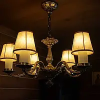 Антикварна люстра з латуні в стилі бароко — 5 ріжків, абажури, розкіш з історією