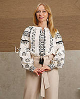 Жіноча блуза вишиванка прикрашена геометричним орнаментом і мереживом світло-бежева