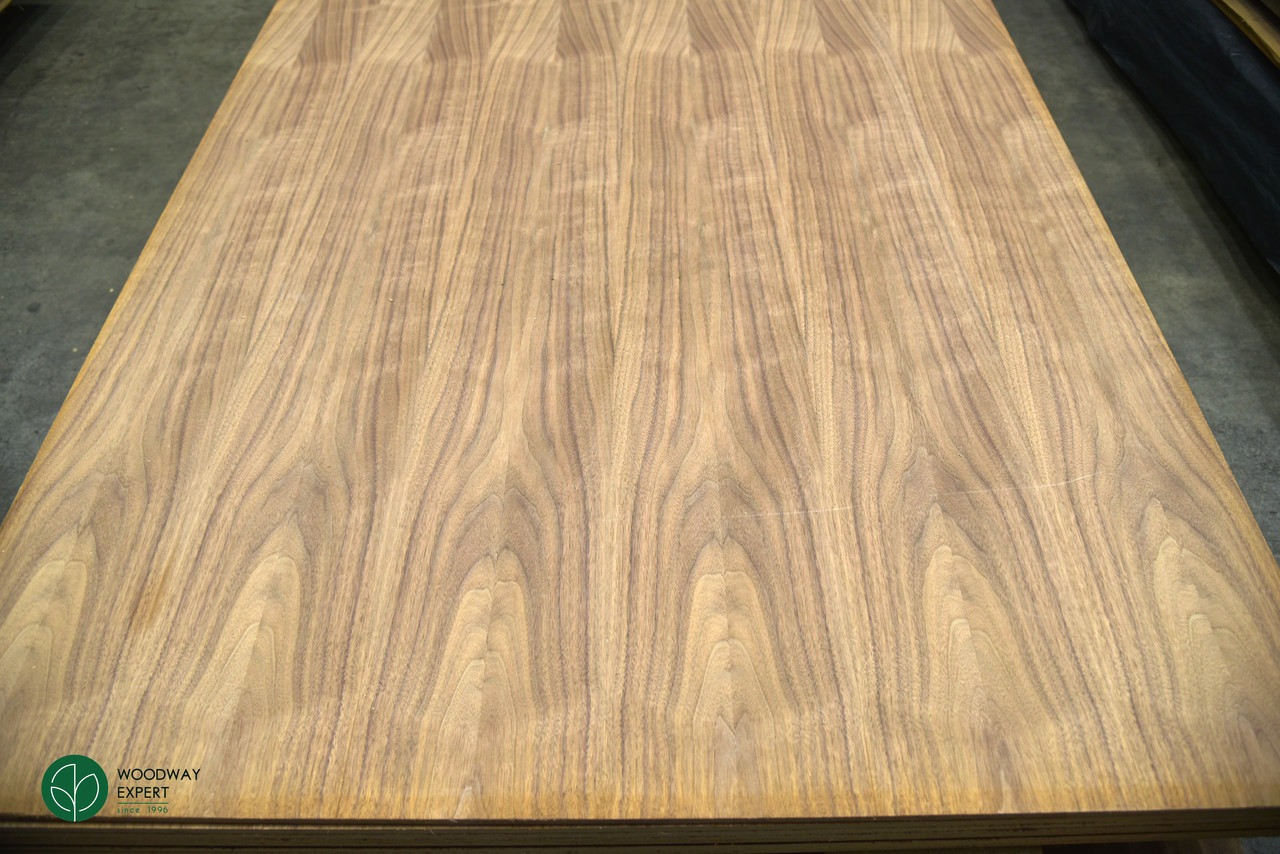 Столярна плита, шпонована горіхом американським, 14 мм, 2,80х2,07 м, I/II / плита = 5,8 кв.м.