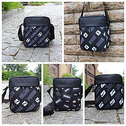 Стильна спортивна сумка з білим логотипом у чорному кольорі