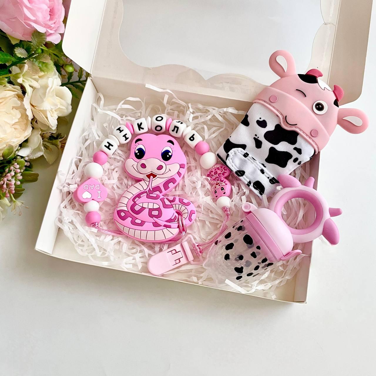 Подарунковий набір для дівчинки з іменним гризунком Змія (рожевий) на хрестини, виписку, півроку, фото 1