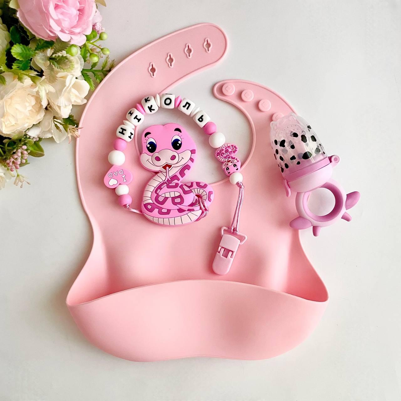 Подарунковий набір для дівчинки із іменним гризунком Змія рожевий на народження, хрестини, виписку, півроку, фото 1