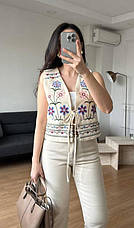 Вишита жилетка бежевого кольору на зав'язках із квітковою вишивкою розміри S, M, L., фото 2