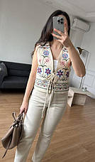 Вишита жилетка бежевого кольору на зав'язках із квітковою вишивкою розміри S, M, L., фото 5