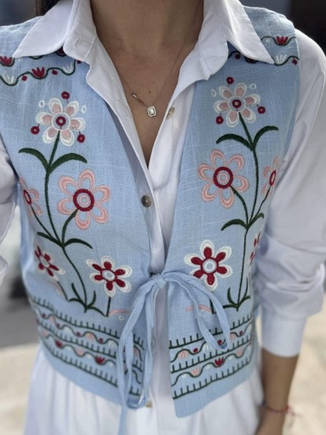 Вишита жилетка блакитного кольору на зав'язках із квітковою вишивкою розміри S, M, L., фото 2
