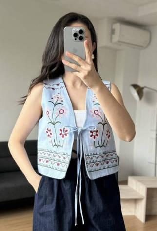 Вишита жилетка блакитного кольору на зав'язках із квітковою вишивкою розміри S, M, L., фото 3