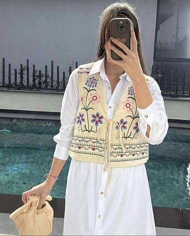 Вишита жилетка бежевого кольору на зав'язках із квітковою вишивкою розміри S, M, L., фото 1