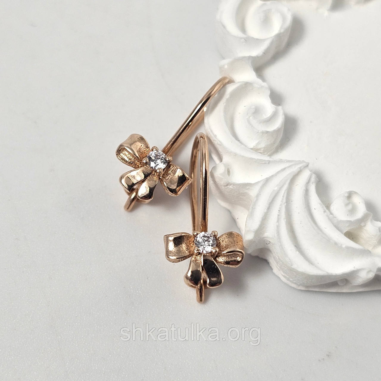 Сережки золоті з бантиками та круглими білими фіанітами