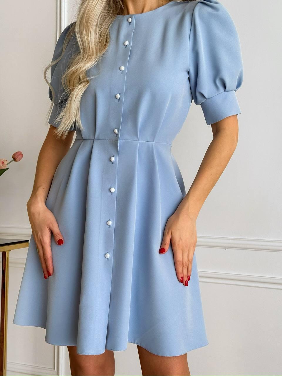 Блакитна стримана витончена приталена сукня з костюмної тканини з гудзиками перлинами, рукав ліхтарик, фото 1