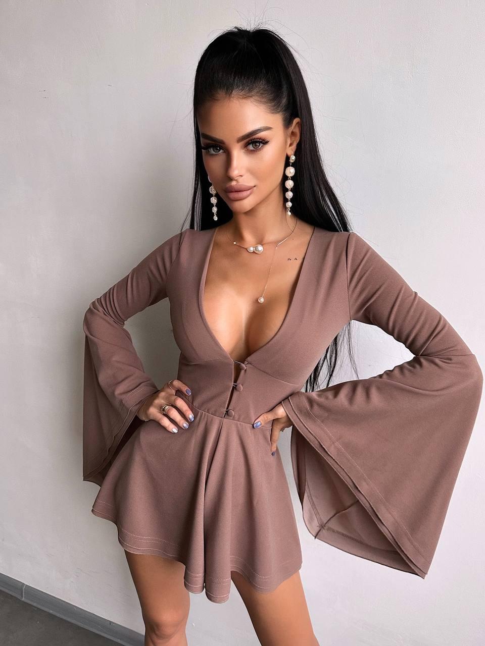 Жіночий ромпер-комбінезон з розкльошеними рукавами та вирізом на грудях (р. 42, 44) 66KO3861Е, фото 1
