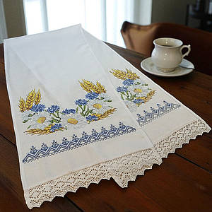 Рушник під коровай з мереживом і вишивкою польових квітів