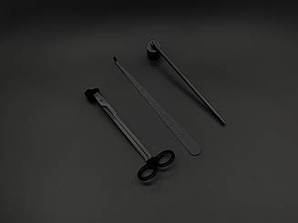 Чорний набір для роботи зі свічками: тушилка, пінцет та ножиці.