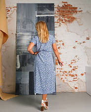 Жіноча сукня зі штапеля «Кіра» світло-синього кольору з квітковим принтом розміри від 44 по 54, фото 3