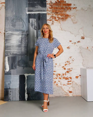 Жіноча сукня зі штапеля «Кіра» світло-синього кольору з квітковим принтом розміри від 44 по 54, фото 1