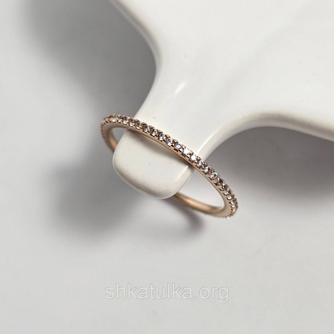 Каблучка із золота тонка з доріжкою з білих фіанітів 18