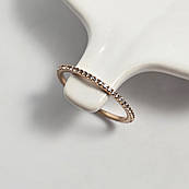 Каблучка із золота тонка з доріжкою з білих фіанітів 18