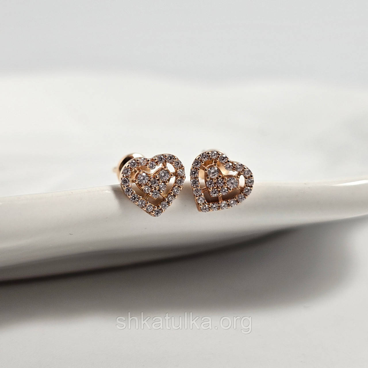 Сережки вкрутки із золота сердечка з білими фіанітами