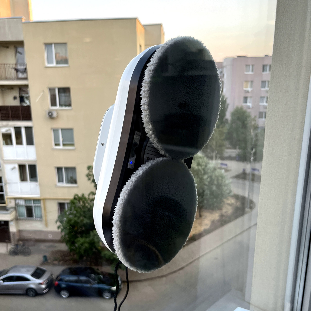 Автоматичний робот для миття вікон скла дзеркал з інтелектуальним керуванням та пультом, фото 1