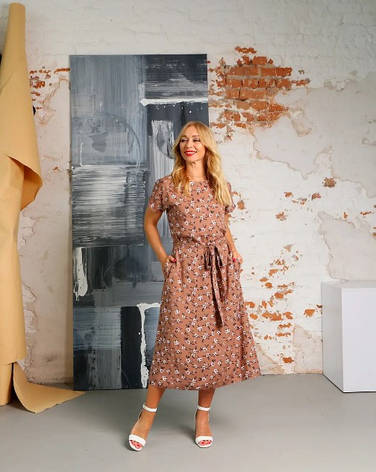 Жіноча сукня зі штапеля «Кіра» темно-бежевого кольору з квітковим принтом розміри від 44 по 58, фото 1