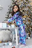 Дитячий спортивний костюм на дівчинку худі та джогери з принтом тай-дай фіолетово-блакитного кольору р. 104-170, фото 2