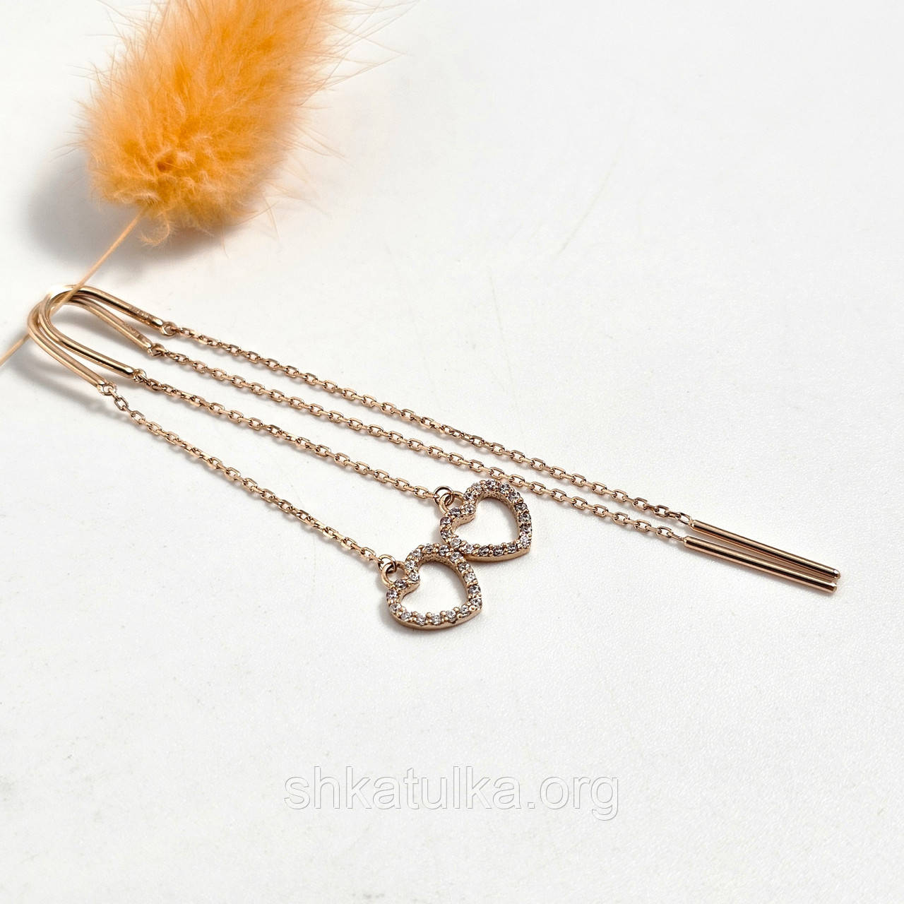 Сережки протяжки золоті з підвісками сердечками та білими круглими фіанітами