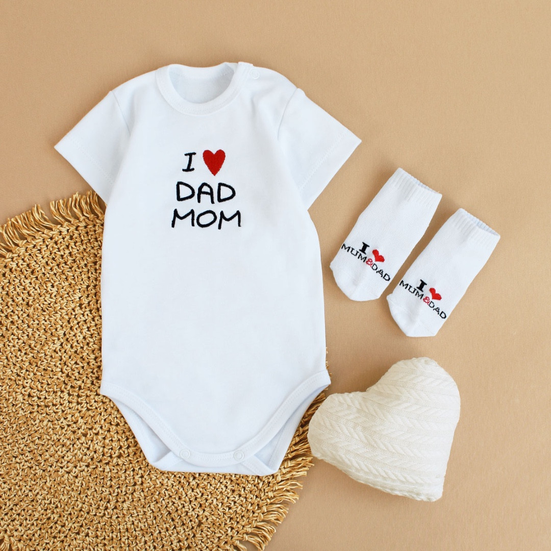 Боді та шкарпетки I love mum and dad білі короткий рукав інтерлок для новонародженого 62 68 74 80 86 92