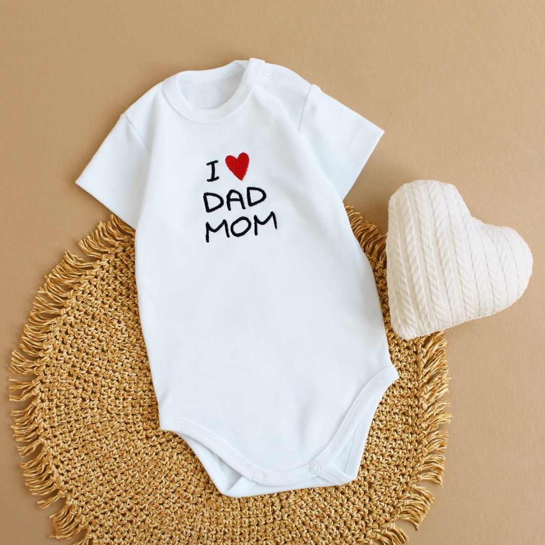 Біле боді з коротким рукавом для немовлят з написом I love Dad Mom трикотаж 62 68 74 80 86 92