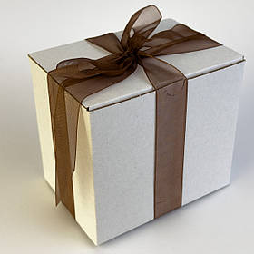 Біла подарункова коробка з коричневою стрічкою для чашки