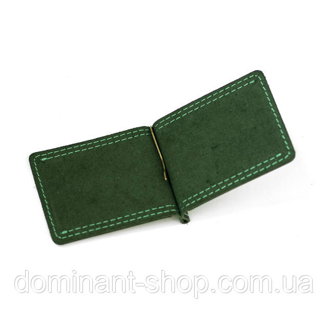 Кожаный зажим Grand Green на белом фоне под углом — фактура и цвет зелёной кожи Crazy Horse