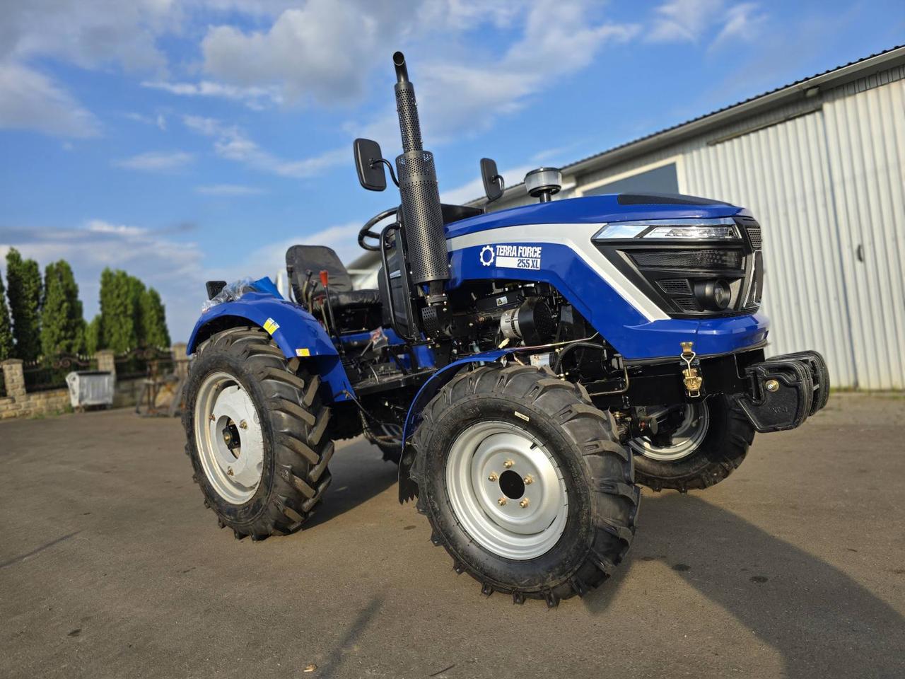 Трактор TERRAFORCE 255XL 4х4, 25 к.с, широкі шини, прижимна гідросистема, рівна підлога, зашиті крила