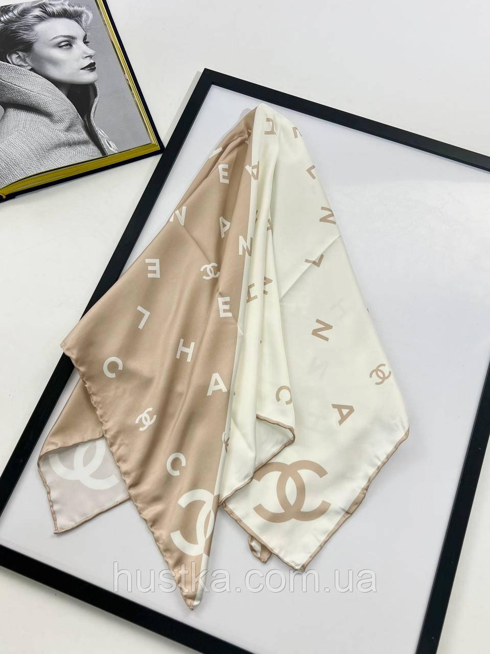 Шовкова брендова хустка Chanel діагональ 90*90 см молочний/бежевий ручна обробка краю