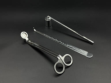 Серебряный набор для работы со свечами: тушилка, пинцет и ножницы.